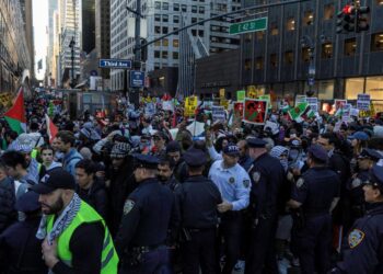 PENUNJUK perasaan pro-Palestin mengadakan demonstrasi di New York. - AFP