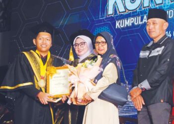 NORLIZAH NOH (dua dari kiri) menyampaikan hadiah kepada penerima Anugerah Pingat Emas Menteri Besar Johor, Muhammad Helmi Arrdiansyah Kusnoto (kiri) sambil diperhatikan oleh ibu bapanya pada Majlis Konvokesyen KPYPJ Ke-24 di Dewan Besar KYPJ, Kota Tinggi, Johor.