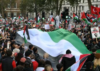 PENDUDUK London berhimpun dan berarak sebagai tanda solidariti buat Palestin. - AFP