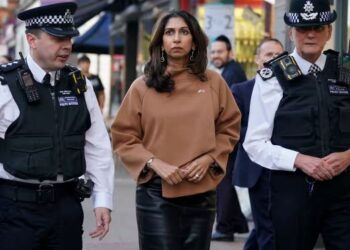 SUELLA Braverman bersama dua pegawai kanan polis Met di Golders Green Road di barat laut London.-AGENSI