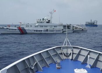 KAPAL Pengawal Pantai China memintas misi bekalan semula oleh tentera Filipina di kawasan perairan Second Thomas Shoal di Laut China Selatan.-AGENSI