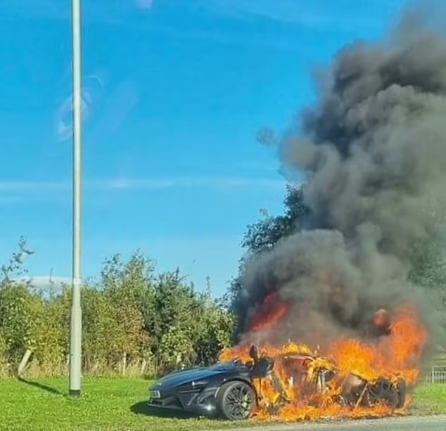 Kereta sport hibrid McLaren terbakar ketika pandu uji