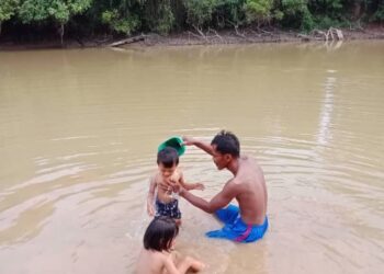 JAILANI Rahim membawa anaknya mandi di Sungai Sembrong, Kluang Selangor bagi menjimatkan penggunaan air bersih yang dibekalkan secara berkala oleh Ranhill SAJ.