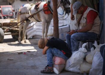 BUKAN sahaja mengebom, malah tindakan Israel
menyekat belakan asas air, elektrik dan makanan
di Palestin dianggap keterlaluan. – AFP