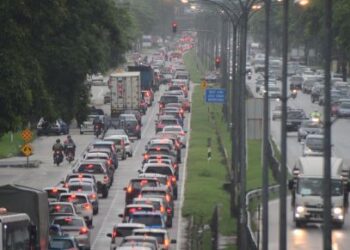 JALAN raya ke Kuantan sesak teruk terutama pada hujung minggu.