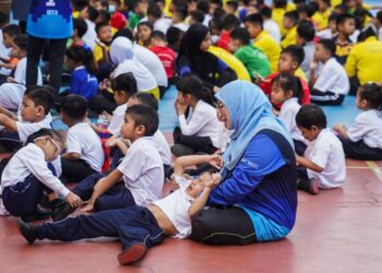 TEMPAT duduk yang tidak selesa akan menyebabkan pelajar hilang fokus dan tidak
berminat untuk menyertai perhimpunan
mingguan sekolah. – GAMBAR HIASAN