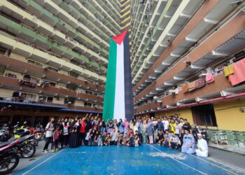 PENDUDUK Flat Jalan Sungai di George Town, Pulau Pinang memasang bendera gergasi Palestin sepanjang 15 meter bagi menunjukkan solidariti kepada rakyat negara itu yang dizalimi regim Zionis semalam. - Pic: IQBAL HAMDAN