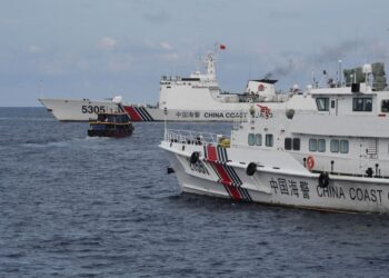 KAPAL pengawal pantai China mengepung bot Filipina yang menghantar bekalan kepada kapal tentera, BRP Sierra Madre di Laut China Selatan pada Ogos lalu. - AFP