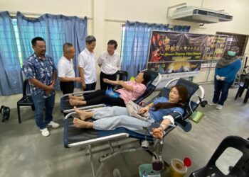 CHOW Kon Yeow (kanan) beramah-mesra dengan penduduk setempat yang mengambil bahagian dalam program derma darah anjuran MPKK Bukit Tengah di Bukit Mertajam, Pulau Pinang hari ini.