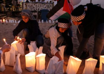 BEBERAPA kanak-kanak menyalakan lilin sebagai tanda solidariti terhadap Palestin dalam satu acara di Beirut, Lubnan. - AFP