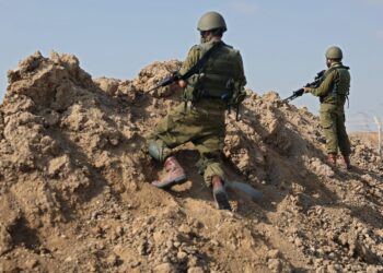 TENTERA Israel mengambil posisi di Kibbutz Beeri di sepanjang sempadan dengan Semenanjung Gaza.-AFP