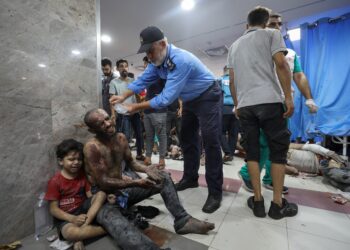 PENDUDUK Palestin yang cedera menunggu giliran untuk menerima rawatan di Hospital al-Shifa di Gaza City. - AFP