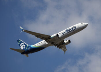 PESAWAT Alaska Airlines dalam perjalanan ke San Francisco terpaksa dilencongkan ke Portland. - AFP