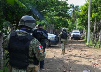 PASUKAN keselamatan memeriksa lokasi kejadian anggota polis terbunuh akibat diserang kumpulan penjenayah di Coyuca de Benitez, negeri Guerrero, Mexico. - AFP