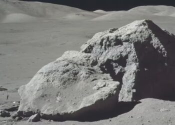 ANGKASAWAN Harrison H Schmitt berada di bulan semasa misi Apollo 17 pada tahun 1972. - REUTERS