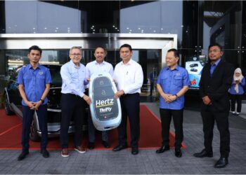 MAJLIS penyerahan kenderaan elektrik oleh  Sime Darby Rent-A-Car kepada Majlis Bandaraya Iskandar Puteri.