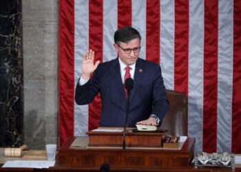 MIKE Johnson mengangkat sumpah sebagai Speaker Dewan Perwakilan AS yang baharu di bangunan Capitol di Washington. - AFP