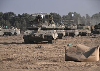 KENDERAAN berperisai dan kereta kebal tentera zionis ditempatkan di sepanjang sempadan Israel dengan Gaza. - AFP