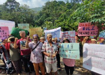 Kira-kira 50 orang penduduk orang Asli dari tiga buah perkampungan di kawasan Bukit Galla, Nilai menyatakan bantahan mengenai aktiviti pembalakan yang menjejaskan sumber air mereka pada sidang akhbar di Balai Raya Kampung Orang Asli Sungai Mahang, Nilai, Seremban hari ini.-UTUSAN/NOR AINNA HAMZAH