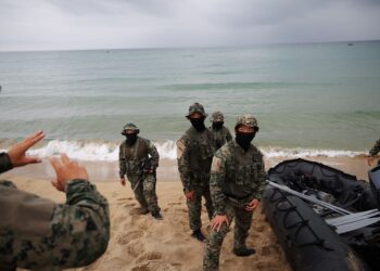 ANGGOTA Komando Peperangan Khas Tentera Korea Selatan mengambil bahagian dalam latihan penyusupan maritim di kawasan perairan Yangyang.-AFP