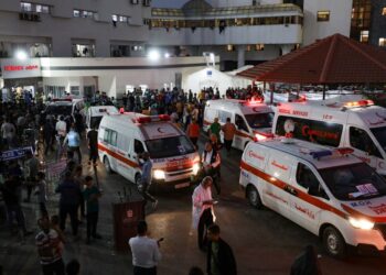 AMBULANS yang membawa mangsa serangan Israel memenuhi pekarangan pintu masuk wad kecemasan hospital al-Shifa di Gaza. -AFP 