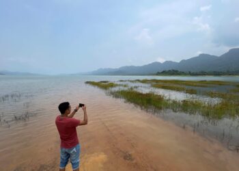 PEMANDANGAN kawasan yang suatu ketika dahulu sebuah perkampungan sebelum dijadikan Empangan Tasik Pedu. – MINGGUAN/SHAHIR NOORDIN