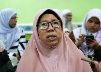 HASNAH Nayan rakan kepada tiga Muslimat Pas yang maut dirempuh kereta terbabas di Kilometer 390, Lebuh Raya Utara-Selatan arah utara dekat susur keluar Plaza Tol Behrang, Tanjung Malim semalam. - UTUSAN/ZULFACHRI ZULKIFLI