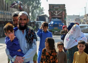 KELUARGA pelarian Afghanistan tiba di pusat penghantaran pulang UNHCR di Peshawar, Pakistan.-AFP