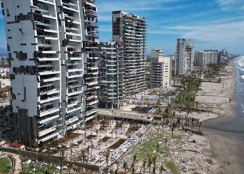 GAMBAR pemandangan udara menunjukkan kerosakan disebabkan taufan Otis di Acapulco, Guerrero di Mexico. - AFP