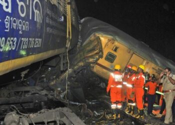 PASUKAN penyelamat melihat lokasi kemalangan kereta api di daerah Vizianagaram di negeri Andhra Pradesh, India.-AFP