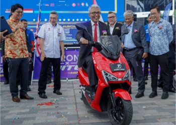 INDERA Hermono mencuba motosikal United E-Motor TX3000 selepas melancarkan motosikal elektrik Artroniq X United E-motor di Pavilion Bukit Jalil, Kuala Lumpur hari ini. - UTUSAN/FARIZ RUSADIO