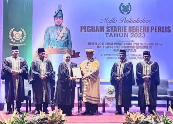 TUANKU Syed Faizuddin Putra Jamalullail (tiga dari kanan) berkenan menyampaikan pentauliahan kepada salah seorang penerima sewaktu Majlis Pertauliahan Peguam Syarie Negeri Perlis Tahun 2023 di Hotel Seri Malaysia, Kangar, Perlis hari ini.-UTUSAN/ASYRAF MUHAMMAD