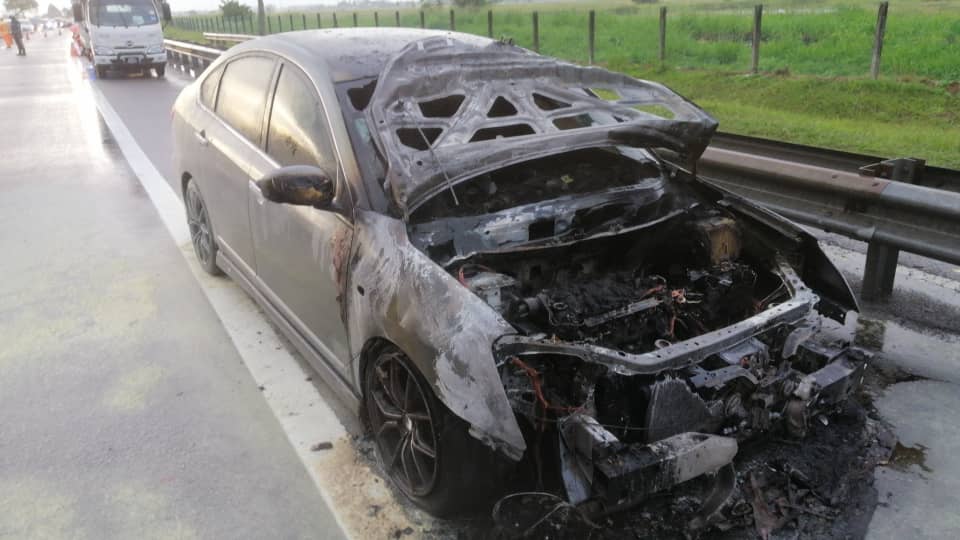 Kereta hampir musnah dalam kebakaran di BKE