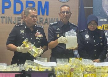 Polis menunjukkan syabu yang dirampas pada sidang media di IPK Sarawak di Kuching  hari ini.