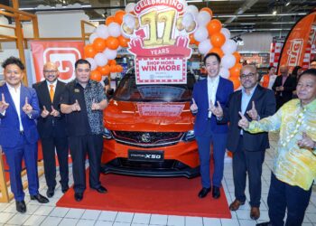 SHEIKH Farouk Sheikh Mohamed (dua kiri) diiringi Pengarah Kementerian Perdagangan Dalam Negeri, 
Ari n Samsudin (tiga kiri) dan wakil penaja bersama Proton X50, hadiah utama peraduan “Shop More 
Win More” sempena ulang tahun ke-11 AEON BiG di Wangsa Maju, Kuala Lumpur, kelmarin.