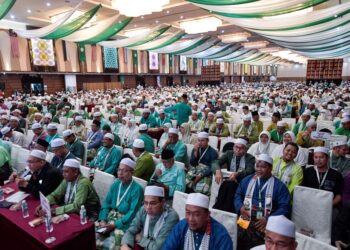 PERWAKILAN dan Pemerhati yang hadir pada Muktamar Tahunan PAS Kali Ke-69 di Ideal Convention Centre (IDCC), Shah Alam. -UTUSAN/AFIQ RAZALI