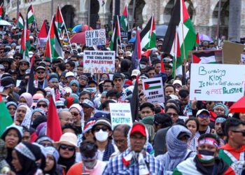 Orang ramai tanpa mengira latar belakang diajak sama-sama menyertai Perhimpunan Malaysia Bersama Palestin di Stadium Axiata Arena, Bukit Jalil hari ini. - Gambar hiasan