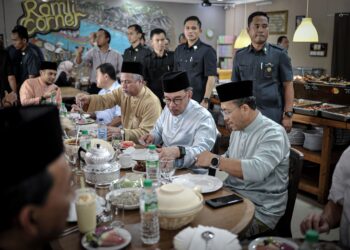 ANWAR Ibrahim makan tengah hari di Ramli Corner, Dengkil semalam. – UTUSAN/FAIZ ALIF ZUBIR