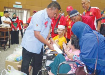 ZAMBERY Jefry Darus menyampaikan bantuan kepada veteran dan waris sempena Mesyuarat Agung ke-11 Pertubuhan Veteran Tentera Tidak Berpencen Pahang di Maran, Pahang semalam. – UTUSAN/SALEHUDIN MAT RASAD