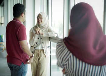 Pasangan muda yang mendirikan rumah tangga tidak mahu memiliki anak ramai berikutan kos sara hidup yang makin meningkat. -GAMBAR HIASAN