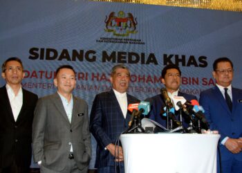 Mohamad Sabu (tengahi) dalam Sidang Media Khas cadangan intervensi baharu KPKM berkaitan isu beras dalam negara di Kuala Lumpur, semalam. -UTUSAN/SYAKIR RADIN