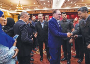 Anwar Ibrahim beramah mesra dengan sebahagian kakitangan awam selepas Majlis Perjumpaan Perdana Menteri Bersama Warga Jabatan Perdana Menteri di Puspanitapuri, Putrajaya semalam. 
– UTUSAN/FAISOL MUSTAFA