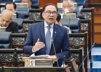 Anwar Ibrahim ketika sesi Pertanyaan-pertanyaan Perdana Menteri  di Parlimen semalam. – JABATAN PENERANGAN