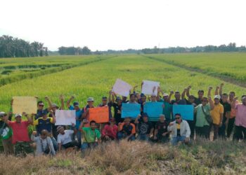 PESAWAH berhimpun menuntut harga belian padi yang lebih tinggi di Sungai Manik, Pasir Salak, Perak. - UTUSAN/AIN SAFRE BIDIN