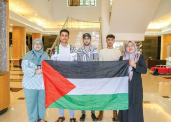 ABDALLAH Jomaa Jamel Hasanain (dua dari kanan) dan sebahagian pelajar Universiti Antarabangsa Albukhary (AIU) yang  berasal dari Palestin mengibar bendera negara itu bersama kakitangan AIU di kampus Alor Setar. – UTUSAN/SHAHIR NOORDIN