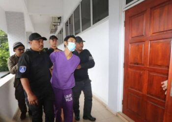 MUHAMAD Saidi Che Omar ketika dihadapkan ke Mahkamah Sesyen Kuala Kangsar hari ini atas pertuduhan cubaan membunuh seorang anggota polis dalam kejadian 17 Oktober lalu. - UTUSAN/ASLIZA MUSA