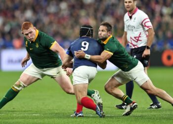 PEMAIN scrum-half Afrika Selatan, Cobus Reinach (kanan) menghadang kapten Perancis, Antoine Dupont ketika separuh akhir Piala Dunia di Stade de France, Paris, Ahad lalu. - AFP