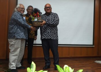 MOHD. Faizal Ramli (kanan) menyampaikan cenderamata kepada Pengarah Pengasas Institut Kajian Etnik (Kita) Universiti Kebangsaan Malaysia (UKM), Prof. Datuk Dr. Shamsul Amri Baharuddin yang menjadi salah seorang ahli panel Forum Keilmuan Ketokohan Za'ba di Teratak Za'ba, Batu Kikir, Jempol hari ini.