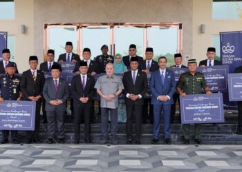 SULTAN IBRAHIM SULTAN ISKANDAR (tengah) bergambar dengan wakil penerima sumbangan beras YSIJ di Istana Polo, Pasir Pelangi, Johor Bahru.