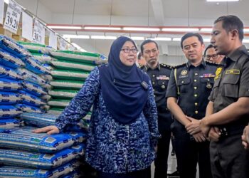 FUZIAH Salleh bersama anggota KPDN meninjau stok beras pada Op Jamin di sebuah pasar raya di Cheras, Kuala Lumpur, hari ini. - UTUSAN/M. FIRDAUS M. JOHAR